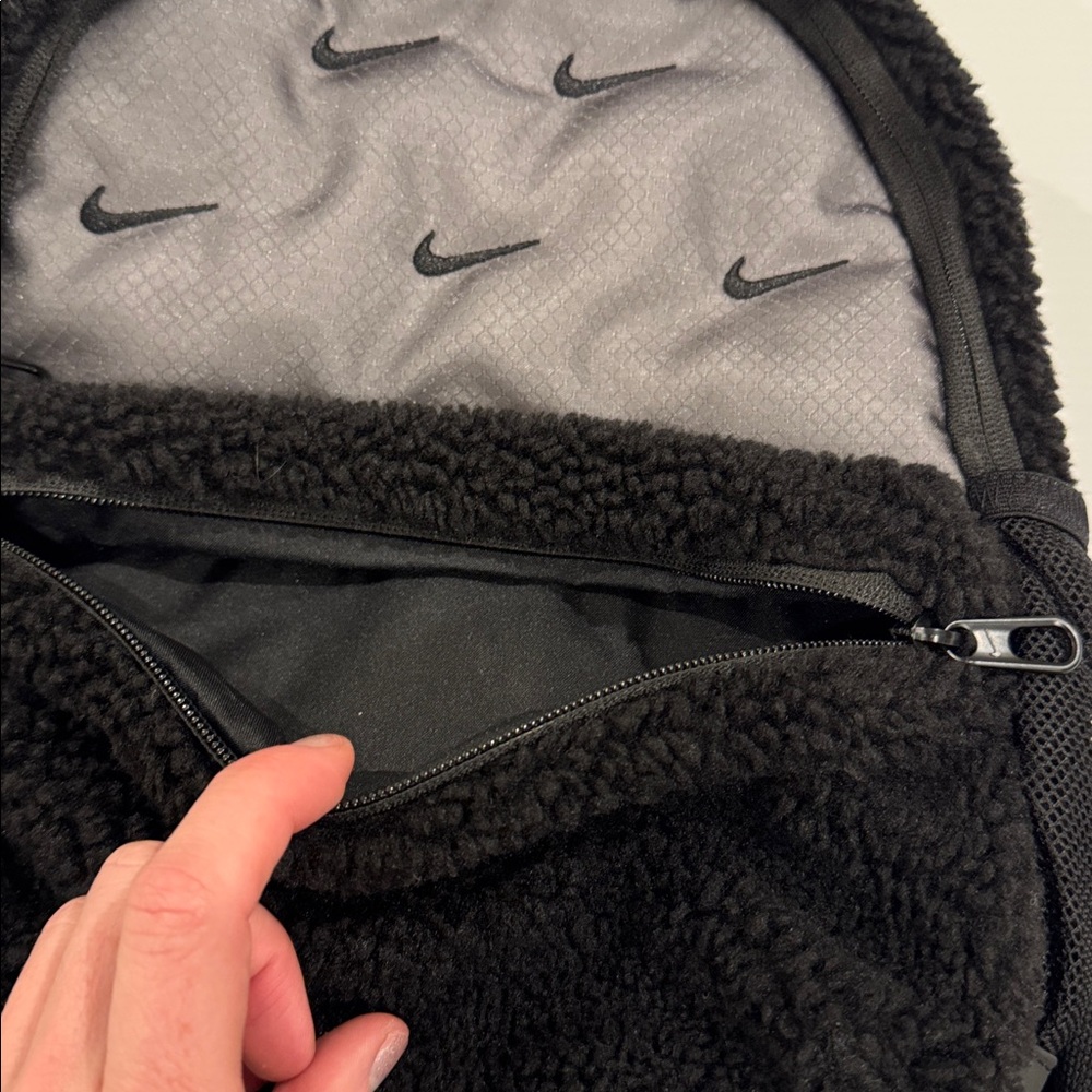 Nike Black and Gray Fleece Backpack New!! - Picture 4 of 7